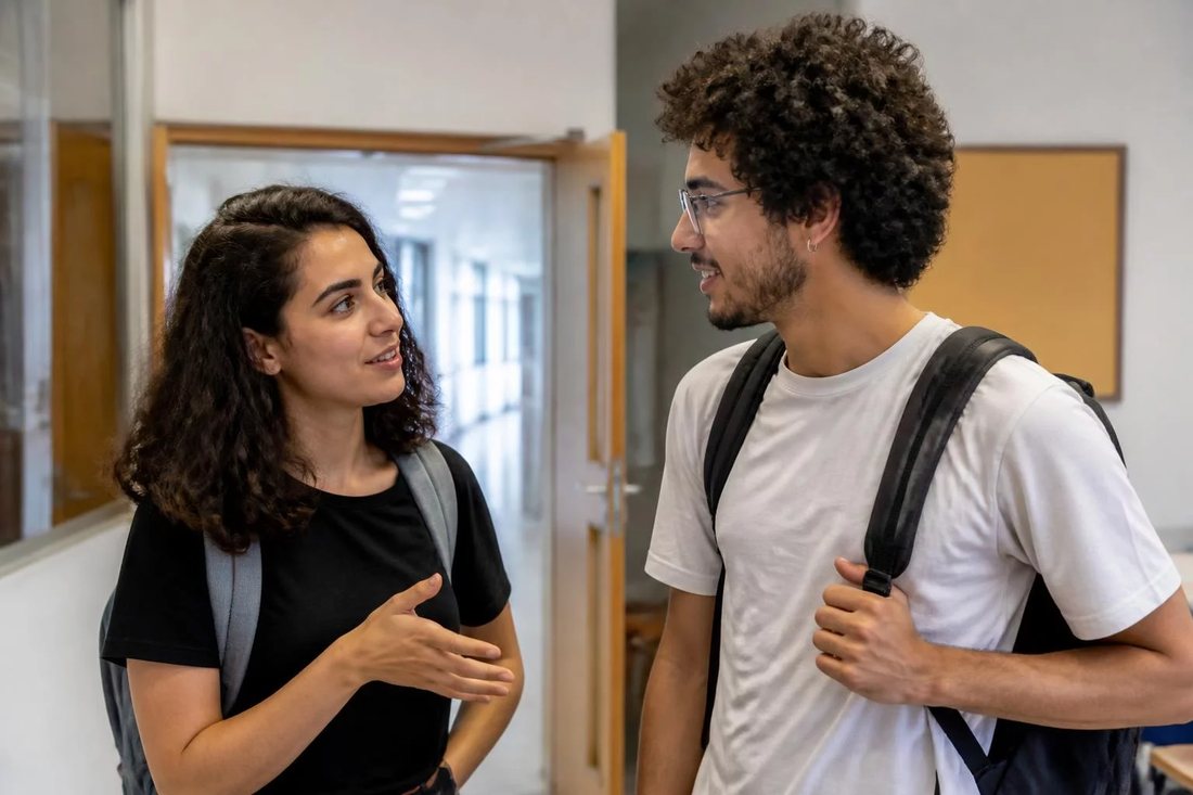 Grupo pequeno em volta da mesa, lendo folhas impressas com as posições que serão disputadas